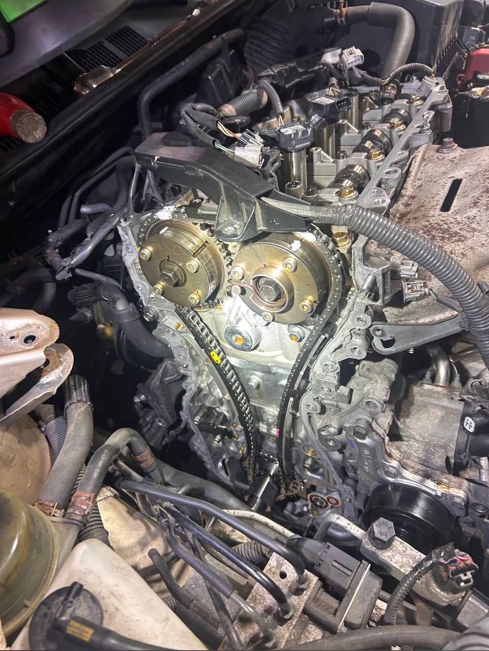 Trabajo real de cadena de distribución y motor abierto en el taller